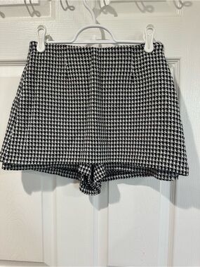Women Zara Skorts - Black & White Small